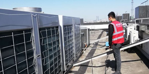 商用中央空调室外机清洗方法