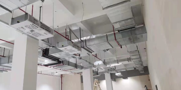 中央空调夏天首次开机几个空调要一起打开吗？