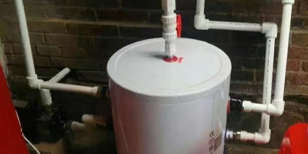 缓冲水箱在两联供系统中起什么作用？